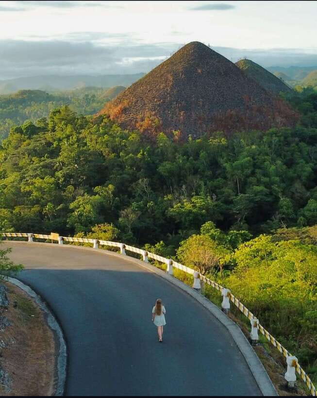 Bohol: Budget Chocolate Hills & Tarsiers -Backpacker Special - Loboc River: lunch, music, and a relaxed finish