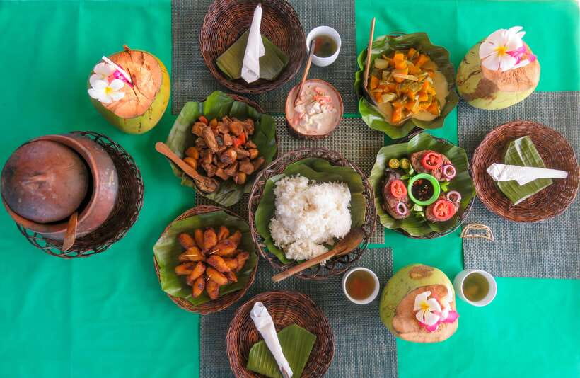Bohol: Pamilacan Island Dolphin/Turtle Watching Tour & Lunch - Eating a Filipino Lunch at a Local Cottage