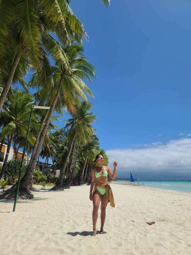 Boracay Island Hopping Experience - Lunch on board keeps the schedule moving