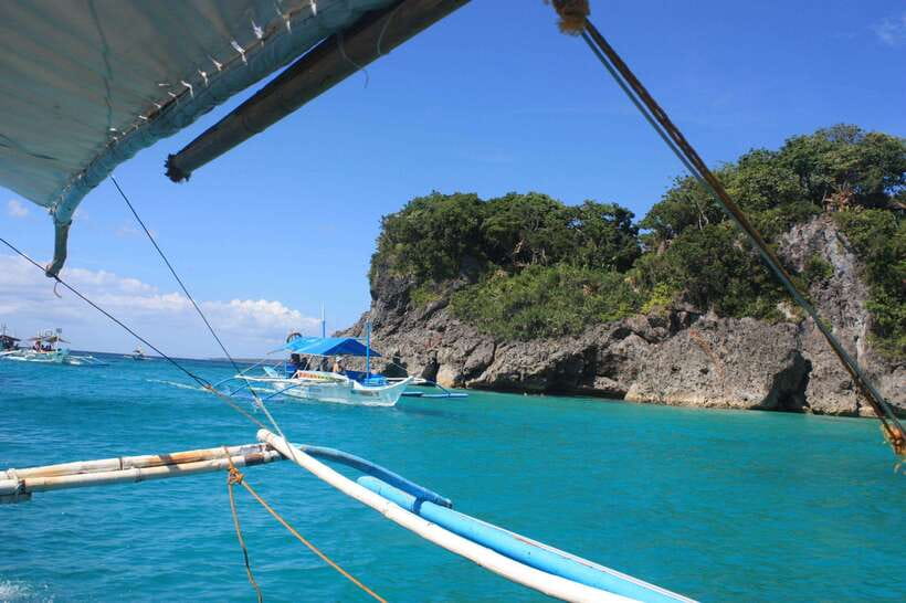 Boracay: Island Hopping Tour with Boodle Fight Lunch - Balinghai Beach or Crocodile Island