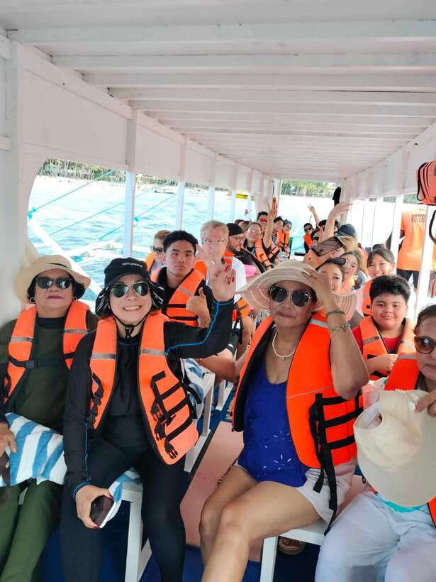 Boracay: Island Hopping with Snorkeling and Crystal Cove - What this $30 Boracay boat trip actually offers