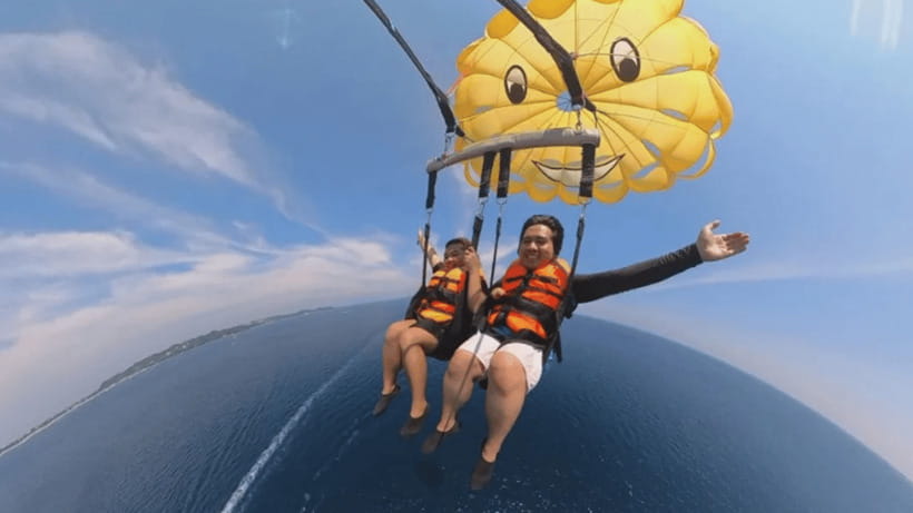 Boracay Parasailing with Insta 360 - Arriving at White Beach in front of Astoria Boracay
