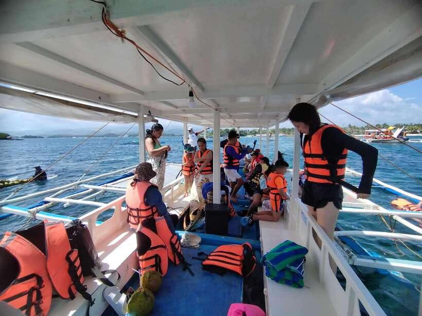 Boracay: Private Island Boat Tour and Lunch with Seaview - Cruising Boracay’s clear water
