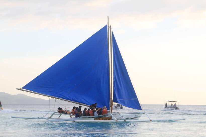 Boracay: Private Traditional Bamboo Boat Sailing Tour - Why a Boracay paraw ride feels different