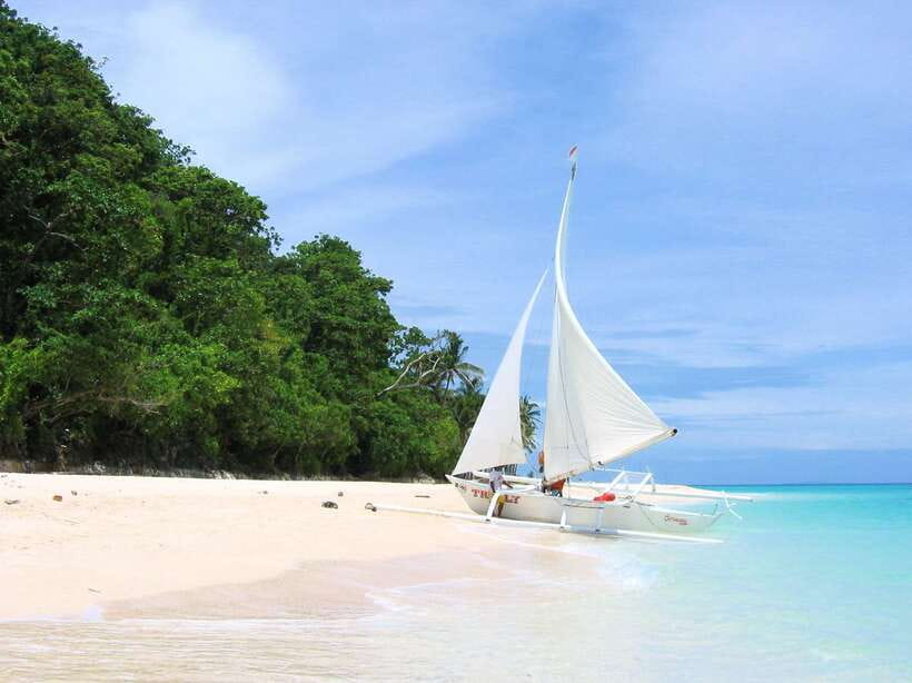 Boracay: Private Traditional Bamboo Boat Sailing Tour - Boarding the colorful bamboo outrigger