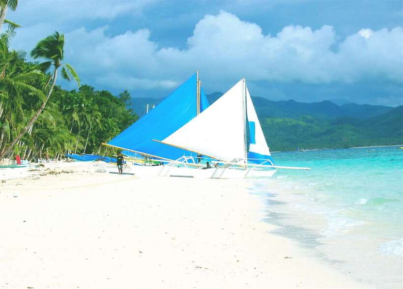 Boracay: Private Traditional Bamboo Boat Sailing Tour - Meeting at Station 1, then walking to the water