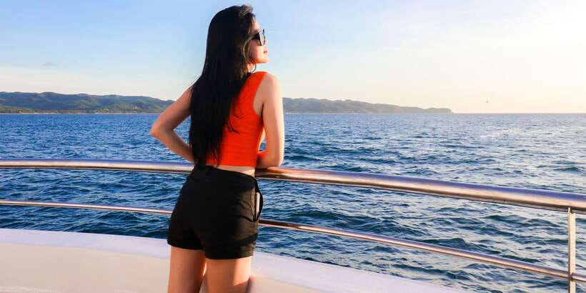 Boracay: Scenic Sunset Cruise with Live Music - Sunset views along Boracay’s White Beach