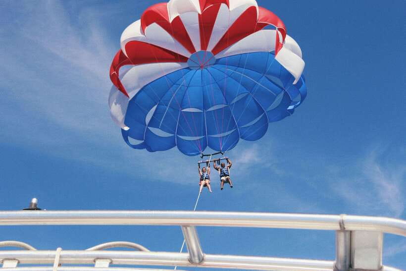 Boracay: Solo or Tandem Parasailing Experience - Who should choose solo and who should choose tandem?