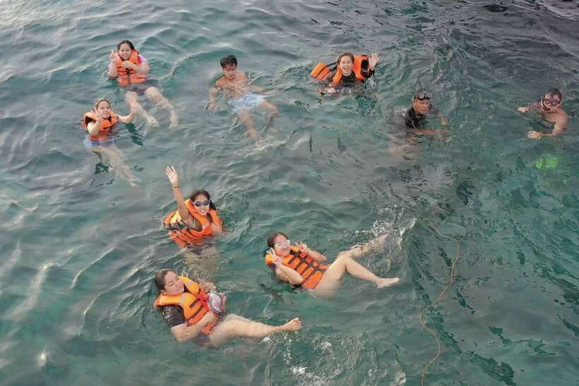 Boracay: Sunset Boat Party with Snacks - Boarding, wet clothes, and practical comfort