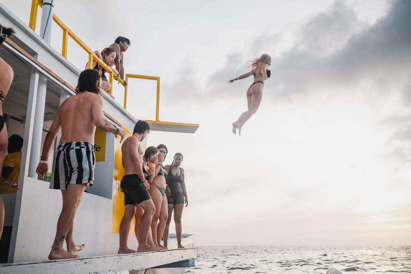 Boracay: Sunset Cruise Boat Party by Haqqy Life - How the schedule fits together