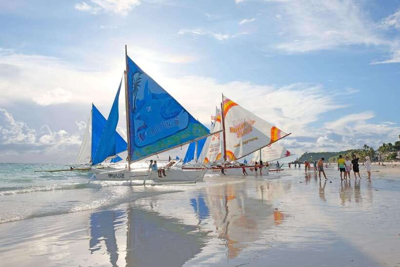 Boracay: Sunset Paraw Sailing Trip - Meeting the boat at White Beach