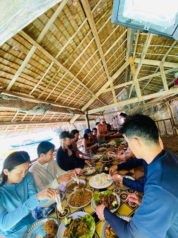 Coron/Palawan: Coron Super Ultimate Tour with Lunch - Lunch on a white sand beach