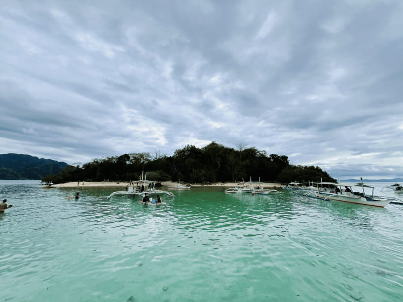 Coron: Private Boat Hire with Guided Tour and Lunch on Beach - Barracuda Lake and the cave option