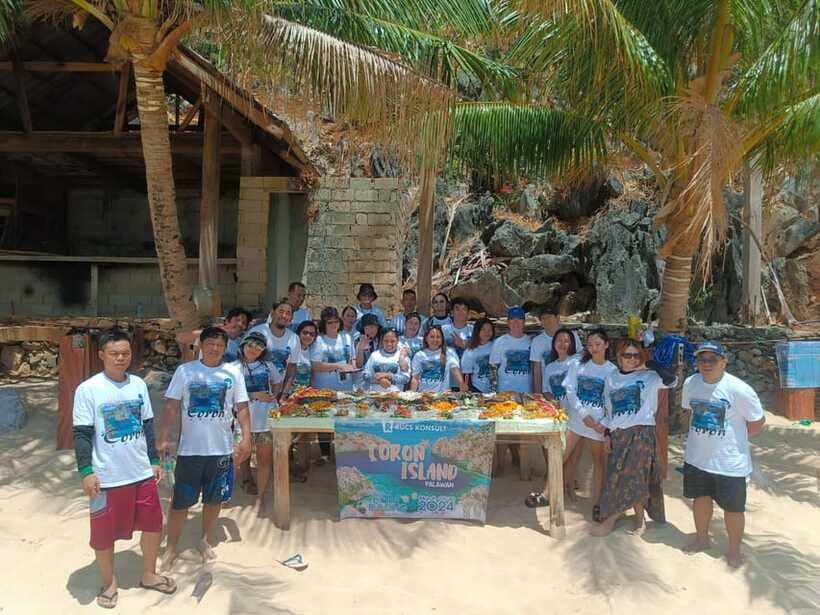 CORON TOUR - PRIVATE BOAT RENTAL with LUNCH (7 Destinations) - CYC Beach adds mangroves and shallow water