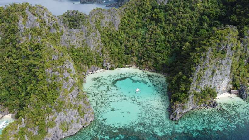 Coron Ultimate Tour: 7 Destinations with Lunch & Transfers - Guides, crew, and the group atmosphere