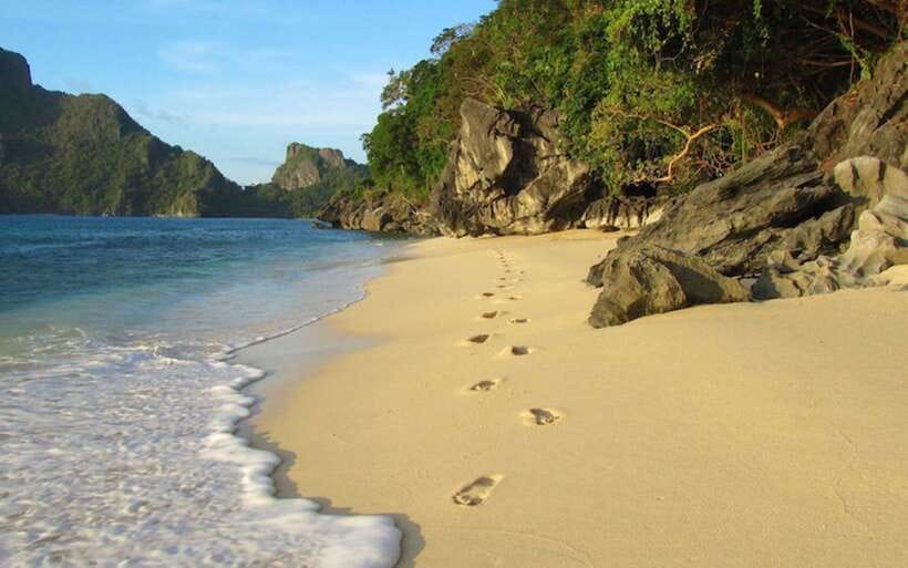El Nido: Hidden Beaches and Lagoons Boat Hopping Tour D - Cadlao Island adds a second taste of lagoon life