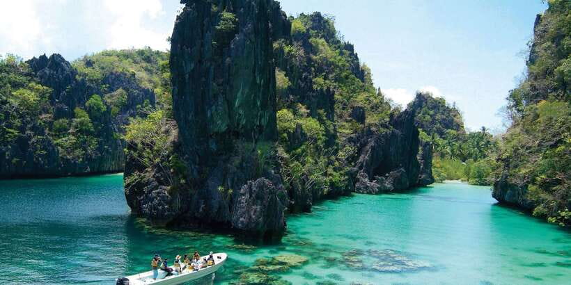 El Nido: Island Hopping Tour A Lagoons and Beaches - Seven Commandos Beach: The Easygoing Beach Stop