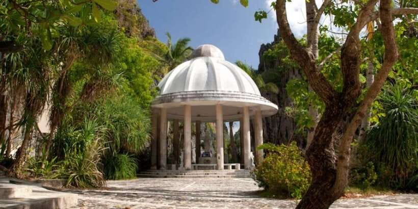 El Nido Island Hopping Tour C: Hidden Beaches & Shrine - Secret Beach, through the rock opening
