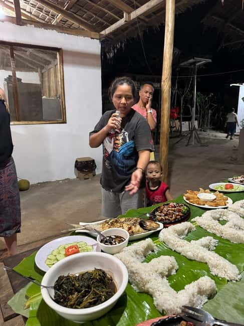 El Nido, Sibaltan: Family Dinner, Bonfire and Karaoke - Arriving at Efrena Beach in Sibaltan