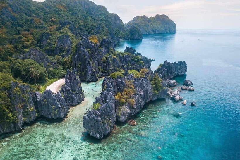 El Nido: Tour C to Hidden Beach, Helicopter Island & More - Meeting in central El Nido and getting onto the boat