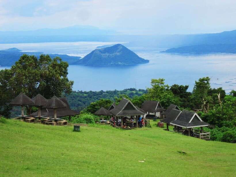 From Manila: Panoramic Tagaytay Ridge Tour - Seeing Taal Lake from the ridge