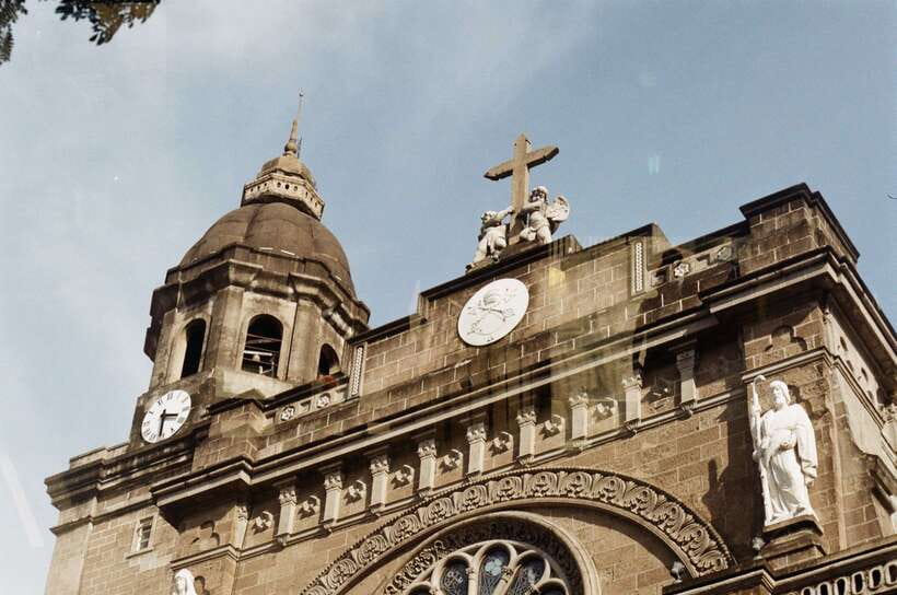 Manila: Filipino Historic Walking Tour in Intramuros - Intramuros Walls and the WWII Memorial