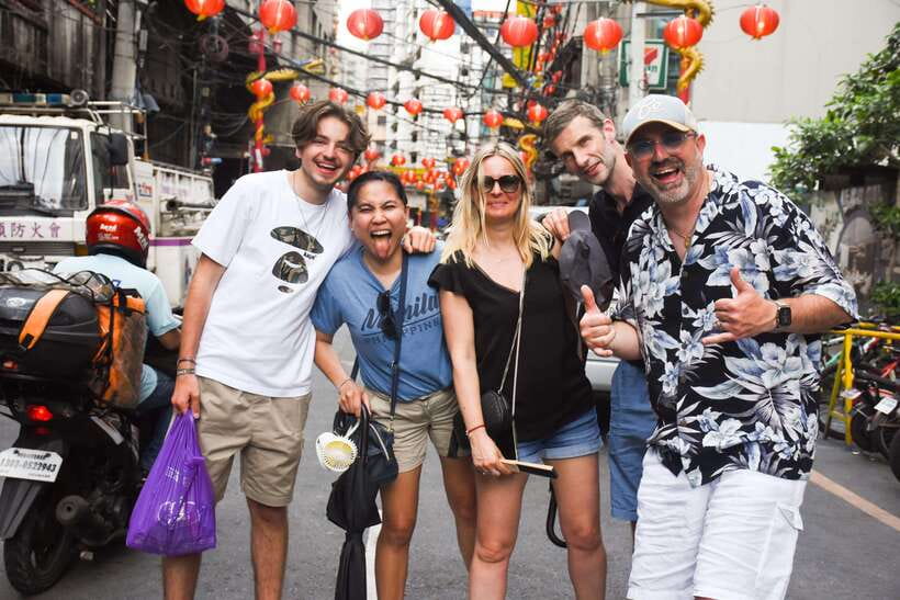 Manila: Guided Food Tour of Binondo with Tastings - Hopia at a historic bakery