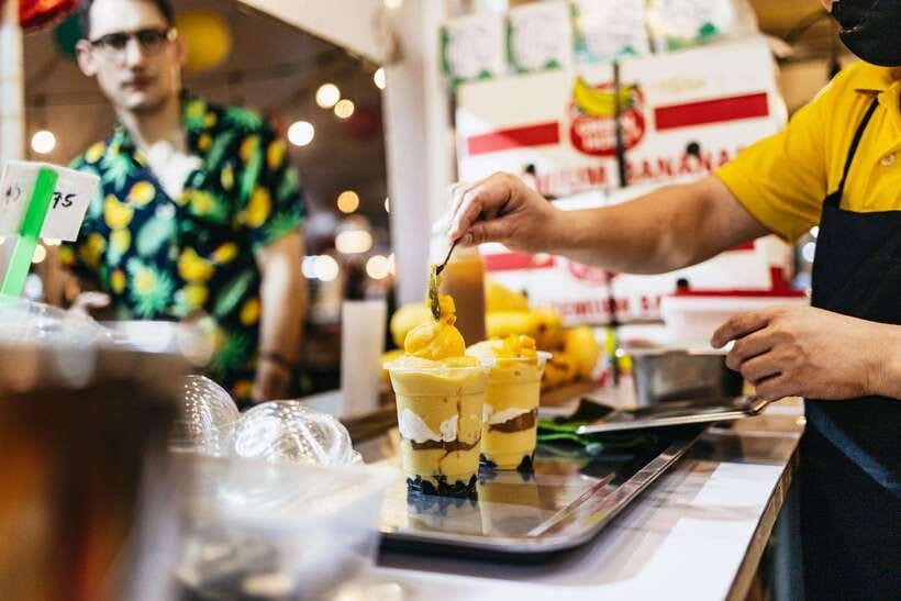 Manila: Guided Night Market Experience - The night vegetable market shows Manila at work
