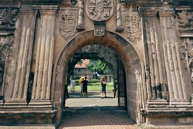 Manila Old & New City Walking Tour With A Guide - Rizal Park and the story of national identity
