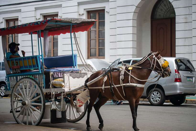 Manila: Sightseeing and Food Walking Tour with Tastings - Getting to Intramuros by local transport