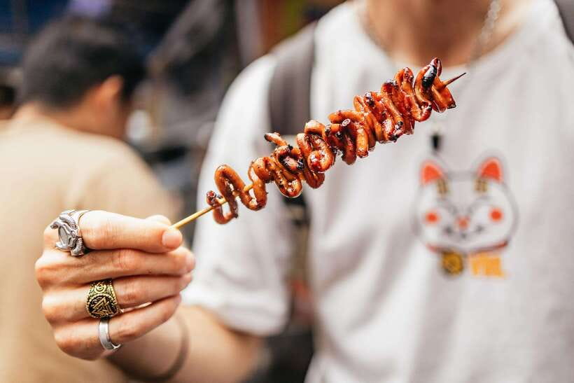 Manila: Street Food and Drinks Walking Tour with Tastings - Why the guide matters so much