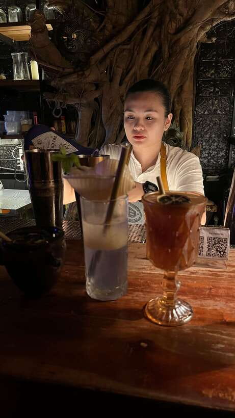 Manila Ultimate Nightlife Pub Crawl - Cocktails, live music, and the final club