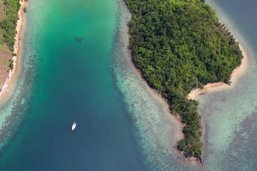 Palawan: Private Sailing Yacht Cruise in El Nido - The first 90 minutes: sailing toward Malpacao Island