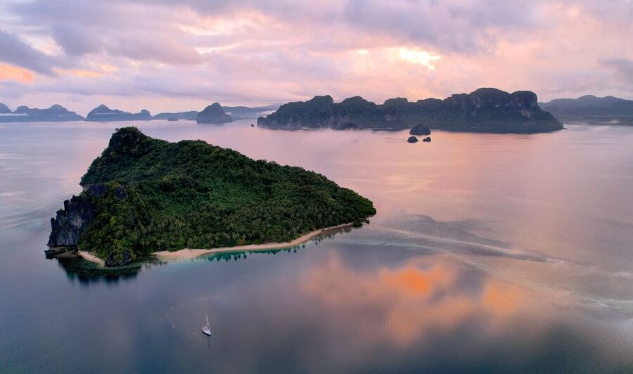 Palawan: Private Sailing Yacht Cruise in El Nido - The one-hour sail to Lagen Island