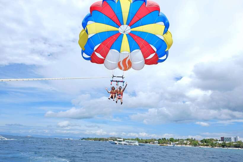 Panglao: Solo or Tandem Parasailing Experience near Alona - Going up from the boat