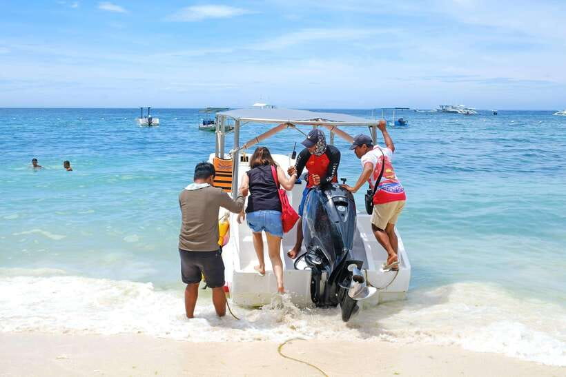 Panglao: Solo or Tandem Parasailing Experience near Alona - The short briefing before takeoff