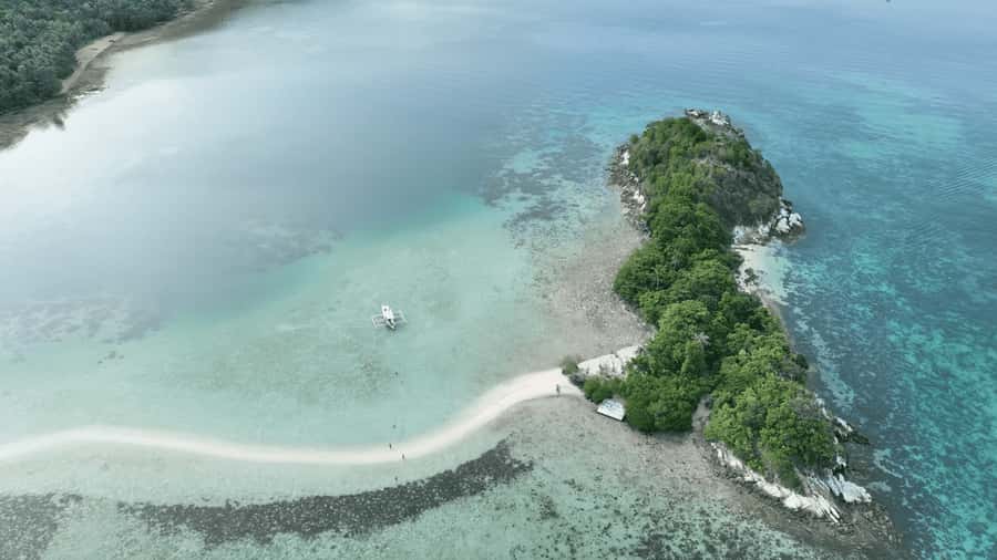 Private tour of the highlights of El Nido - Boarding a traditional Filipino boat