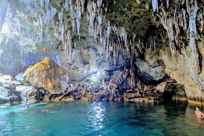 The tour of the must-see sites of Bohol - Hinagdanan Cave: a cool beginning underground